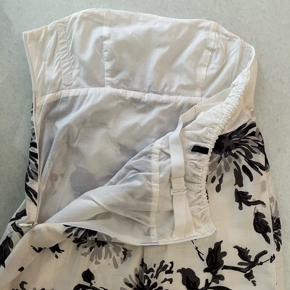 Never worn brand new Benetton strapless grey and white floral dress. Size S. - Picture 7 of 8